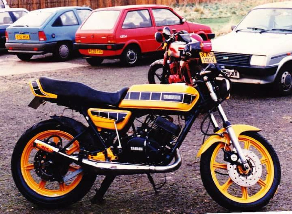 Monoshocked RD 250C with later wheels and extreme race tune power delivery, power band the width of the rev counter needle.