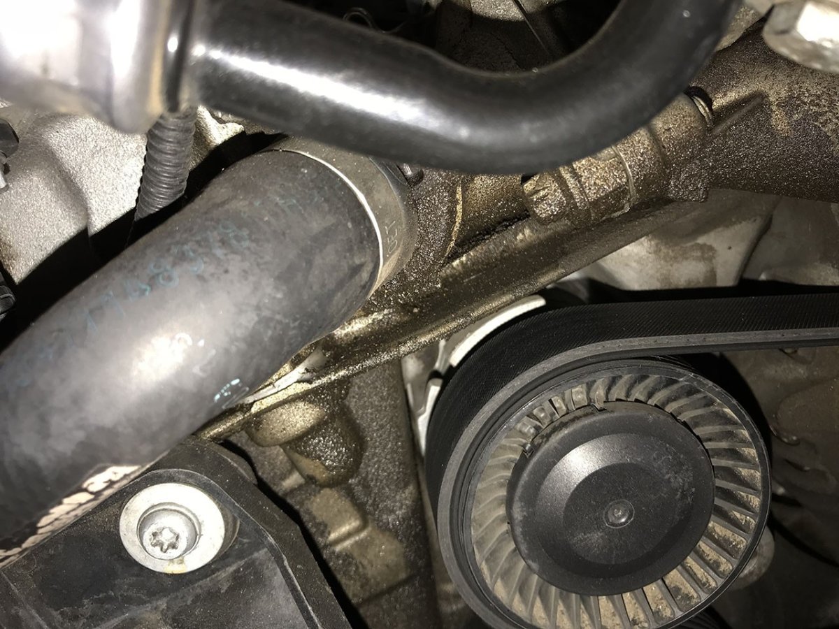 oil filter housing leak_253591714.jpg